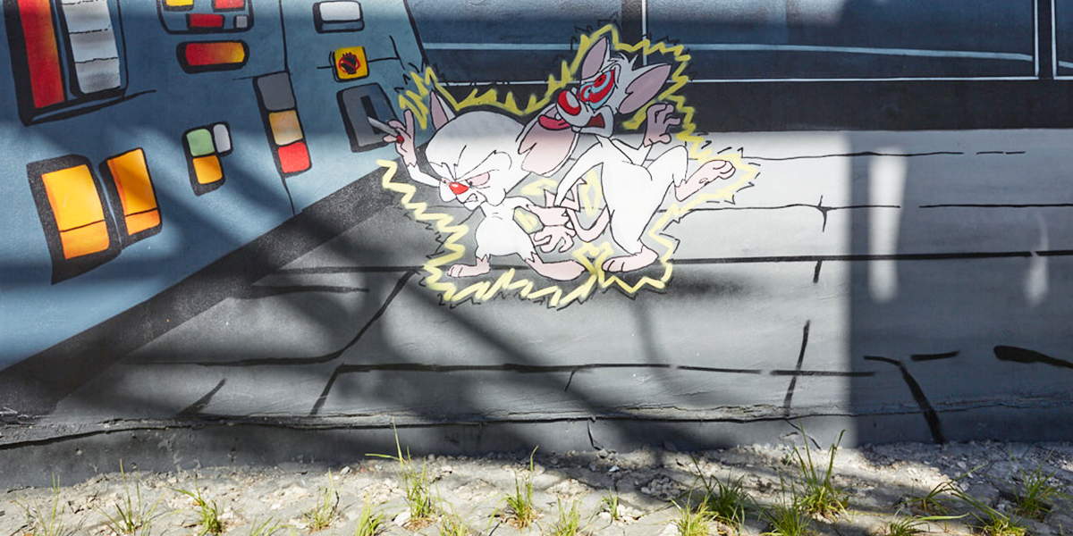 Лабораторные мыши Пинки и Брейн захватили ТЭЦ-1: новый стрит-арт от Мишкина