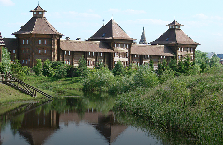 Любовь, искусство и хорошее настроение в театральной гостиной экоотеля «Горячие Ключи»