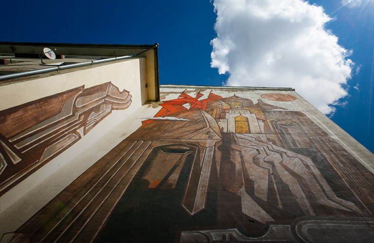 Стрит-арт патруль: ищем огромное панно на фасаде дома и большущий ролл