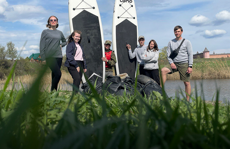 Экосплав на сапбордах. Суздальские активисты организовали на Каменке необычный субботник