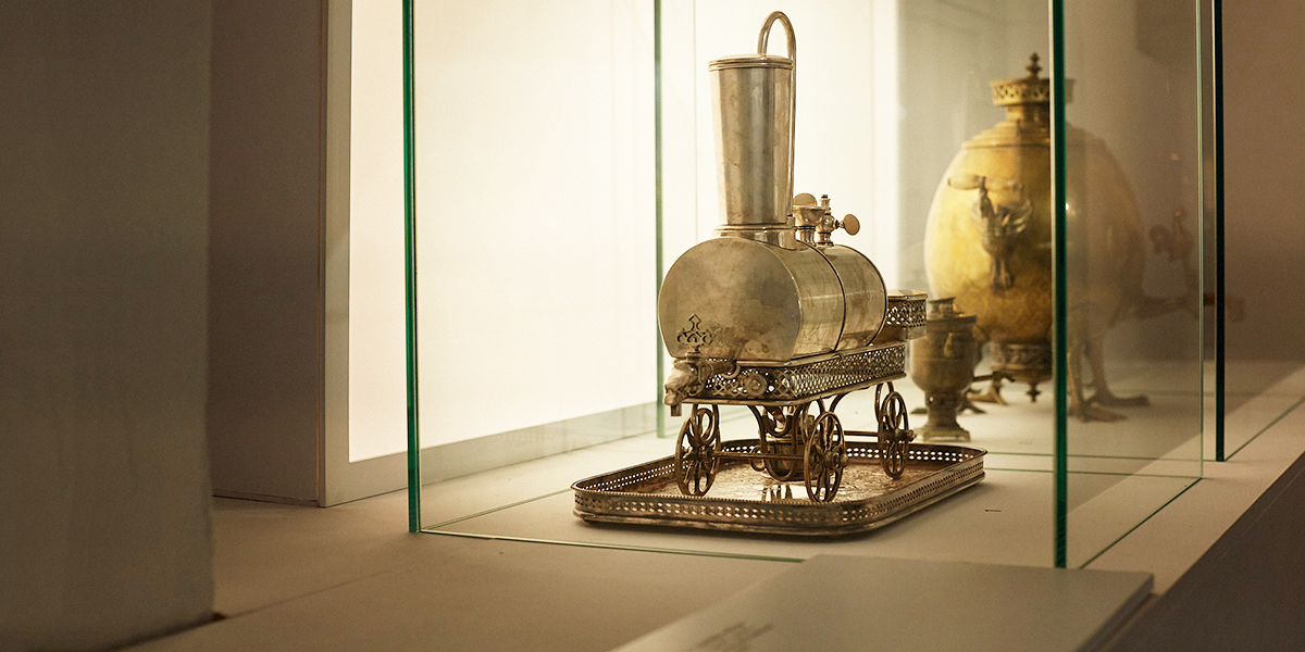 Самовар на колесах и «яйцо» на куриных лапках — необычные приборы для чаепития на выставке в Суздале