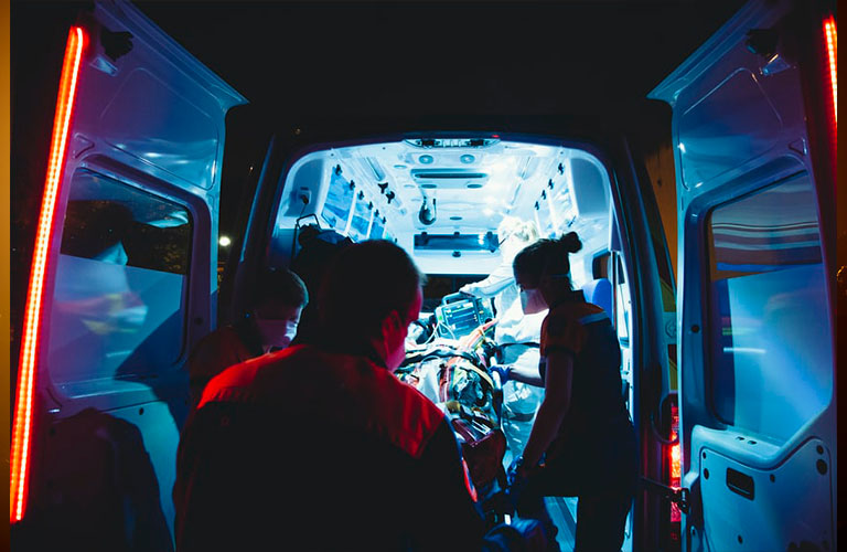 Неэтичный юмор и медицинский абьюз: медсестра «красной зоны» отвечает на неудобные вопросы