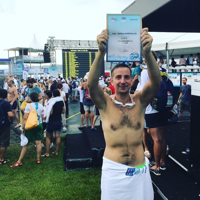 Ковровчанин Алексей Забегалов участвовал в заплыве через пролив Босфор в Турции. Алексей похудел на 27 кг и вплавь добрался до Европы