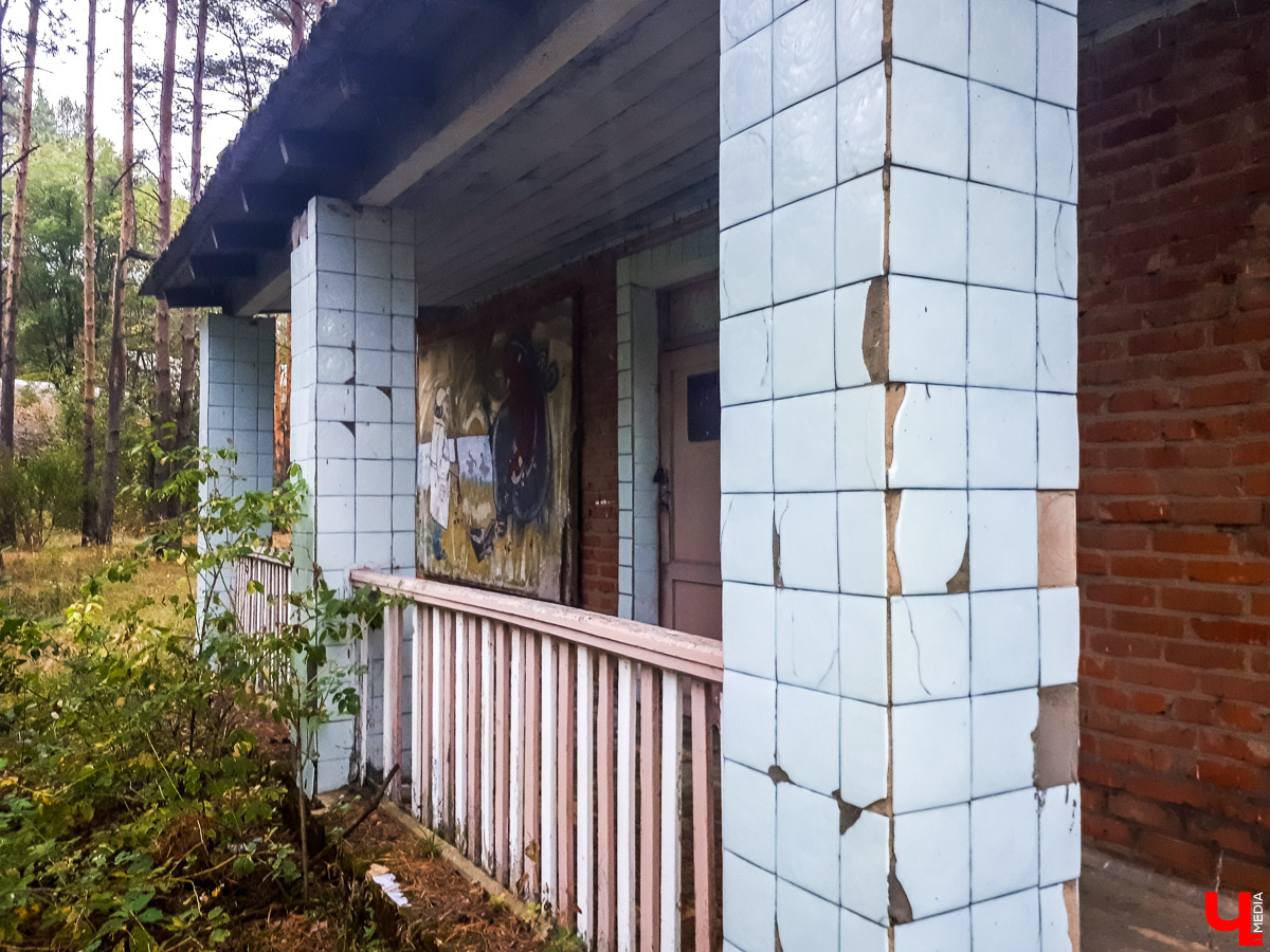 В лесу в Суздальском районе мы случайно набрели на пионерский лагерь “Юность”, который несколько лет простоял заброшенным. Мародеры до него не добрались, а потому постройки остались целыми