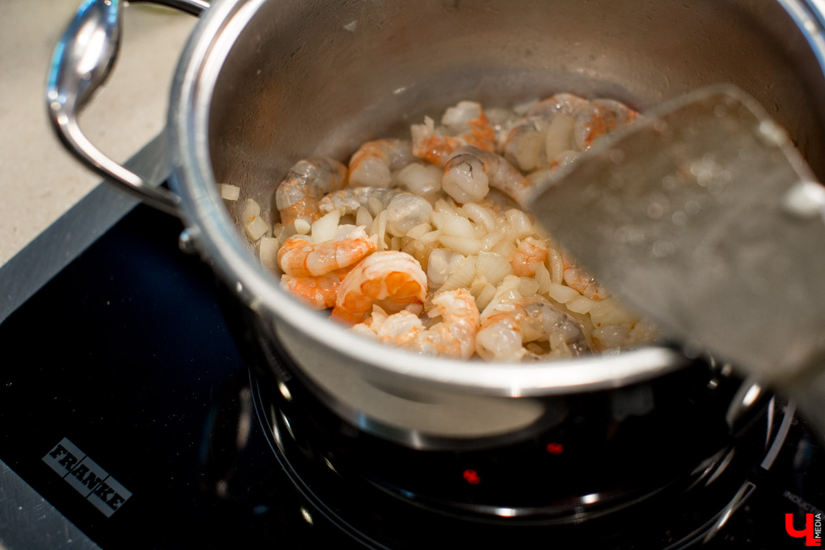 Шеф Дмитрий Орловский показал певцу Дмитрию Захария, как приготовить из тыквы крем-суп и чизкейк с меренгой