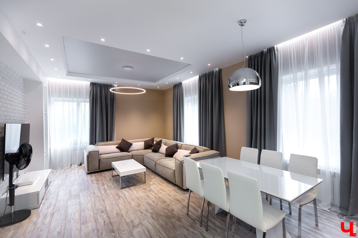 Архитектор-дизайнер Наталья Корешкова провела экскурсию по одному из самых роскошных офисов Владимира, в котором есть даже “золотой” туалет и джакузи