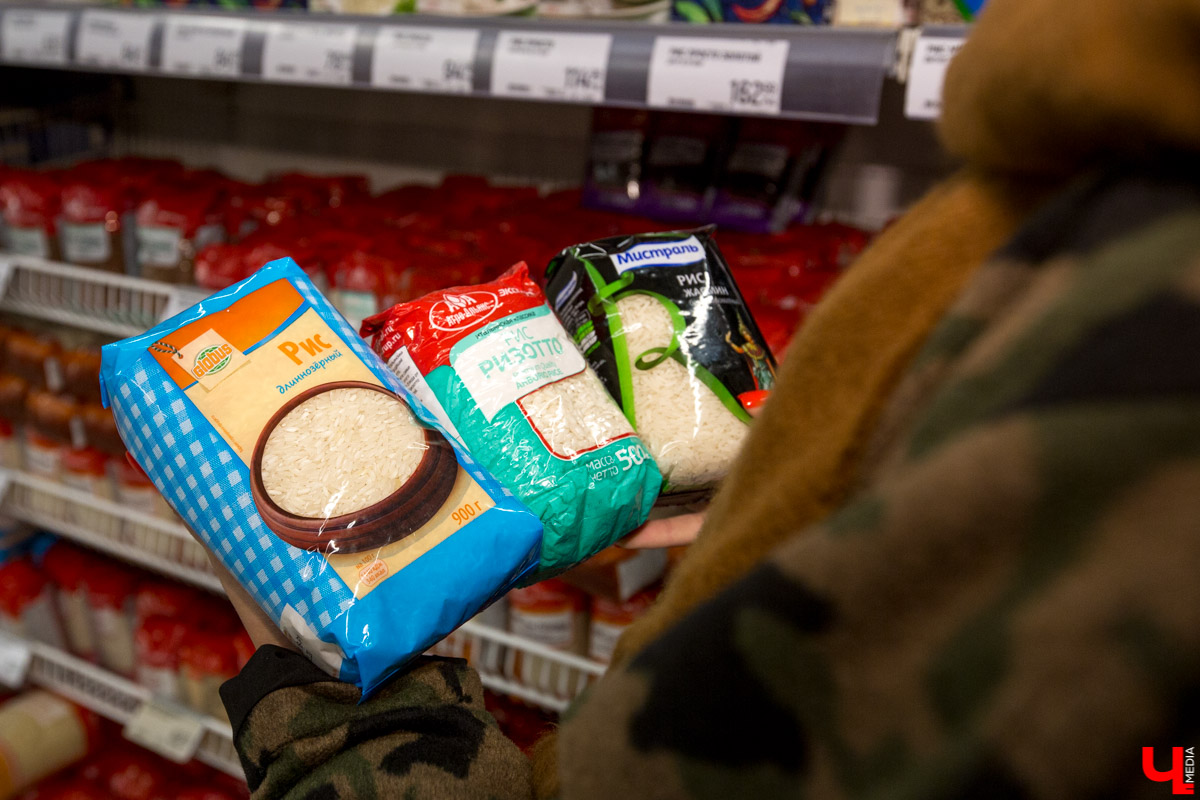 Шеф студии “Roulet” Дмитрий Орловский учит ведущую, путешественницу и гурмана Карину Васильеву готовить настоящую испанскую паэлью с русским колоритом