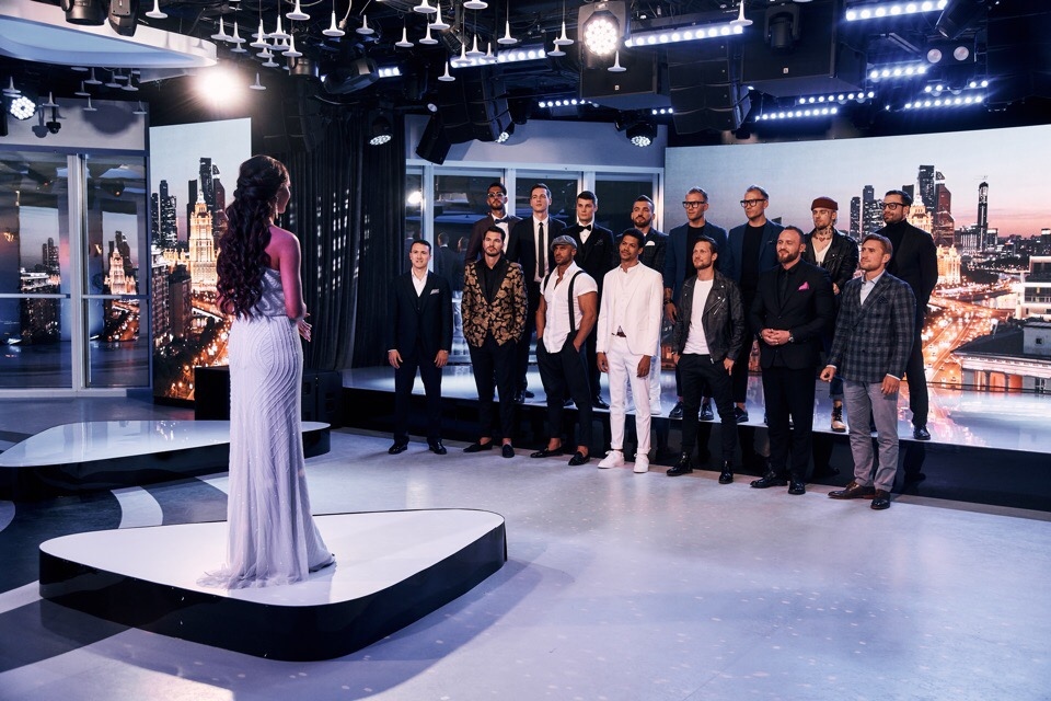 26 августа на телеканале ТНТ стартовало шоу “Замуж за Бузову”. Среди 15 кандидатов на сердце Ольги выделился сыровар из Суздаля Денис Лебедев