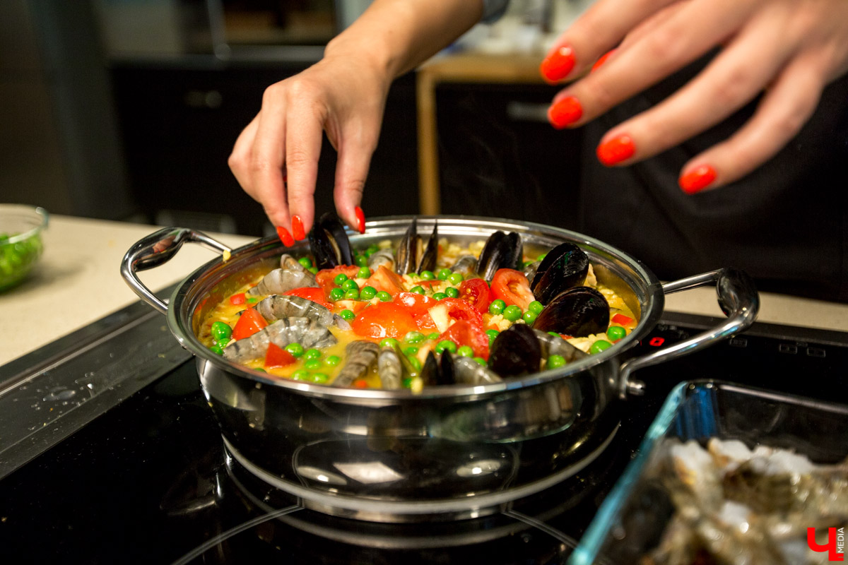 Шеф студии “Roulet” Дмитрий Орловский учит ведущую, путешественницу и гурмана Карину Васильеву готовить настоящую испанскую паэлью с русским колоритом