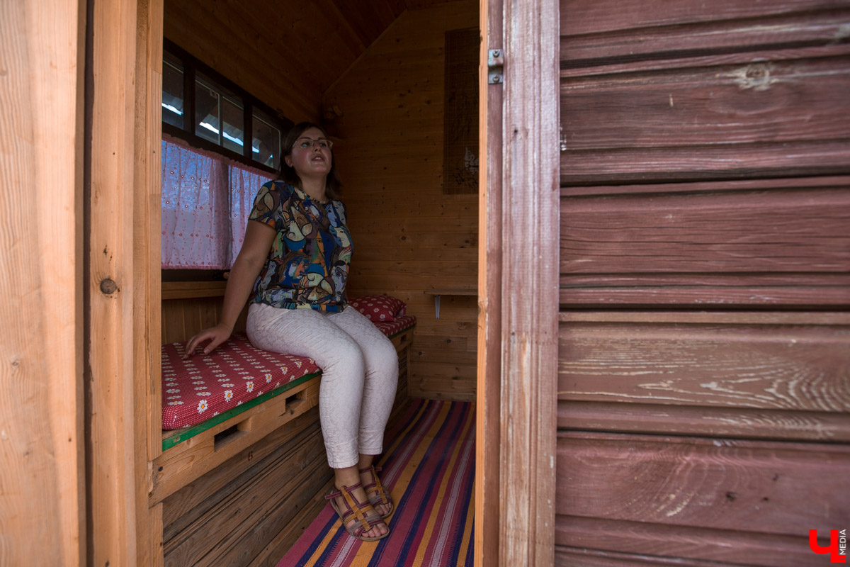 Журналист “Ключ-Медиа” на себе проверил, что такое аэроапитерапия и узнал, зачем люди ложатся спать на ульи с пчелами. Какую пользу приносит такой отдых рассказал пасечник из Владимирской области Николай Фадеев