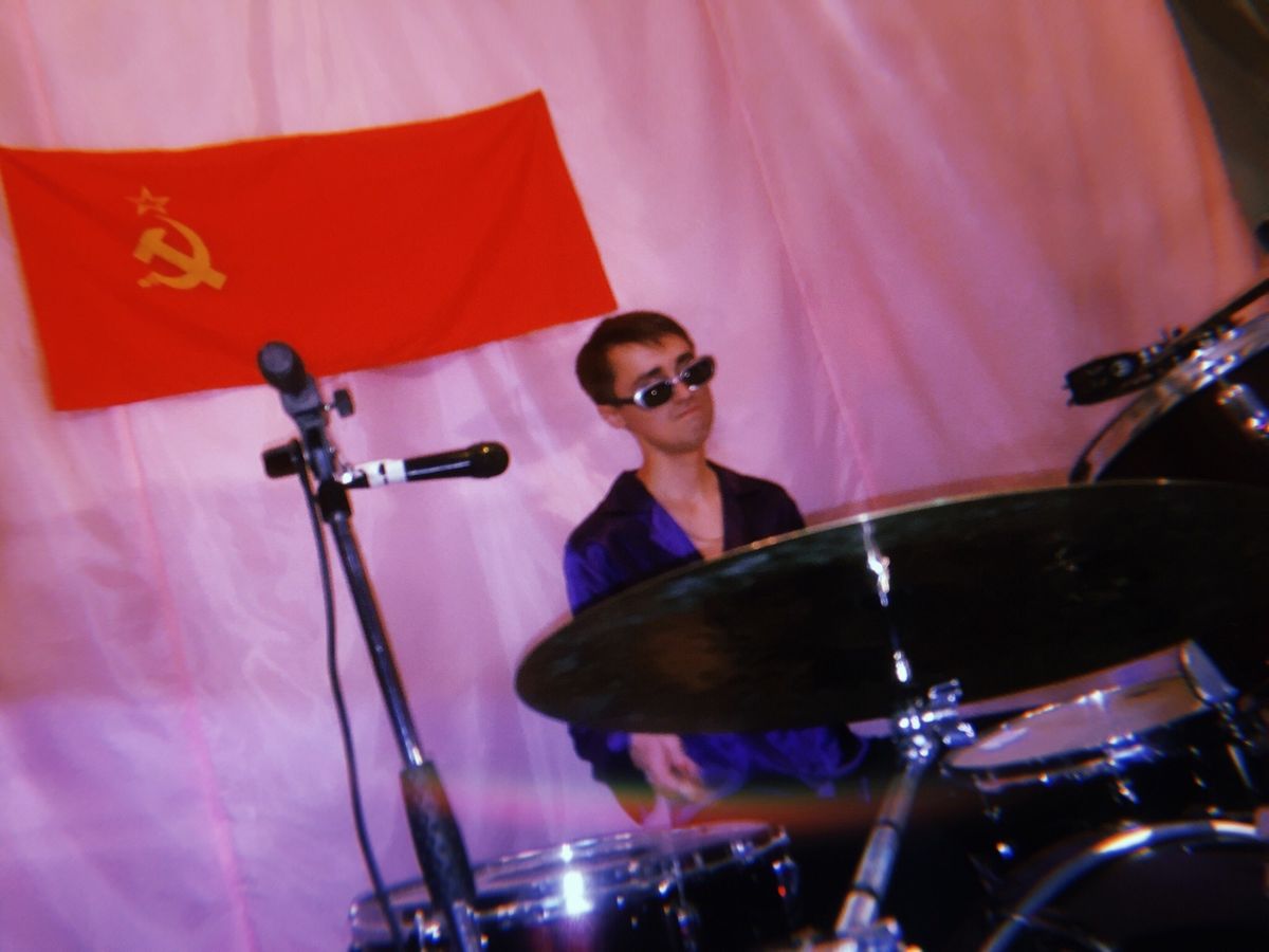 Группа “Море” сняла новый клип в “советском стиле”. 9-минутный ролик рассказывает историю о непредсказуемой женской природе. В съемках приняли участие порядка 40 человек