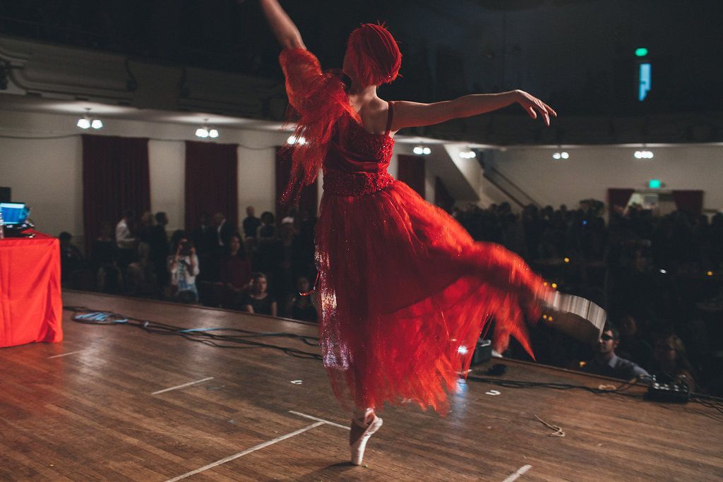 Владимирский дизайнер одежды премиум-класса Андрей Перескоков на днях возил свои наряды на показ в Сан-Франциско. Там состоялось открытие интеллектуального казино, по типу российского “Что? Где? Когда?”