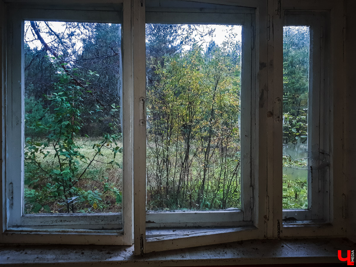 В лесу в Суздальском районе мы случайно набрели на пионерский лагерь “Юность”, который несколько лет простоял заброшенным. Мародеры до него не добрались, а потому постройки остались целыми