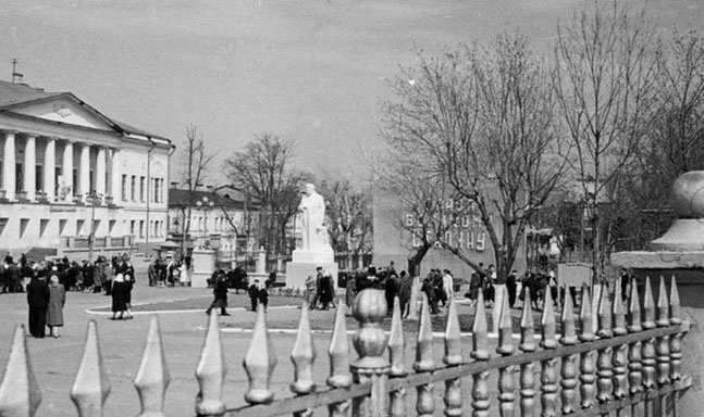 Скульптура И. В. Сталина на площади Свободы