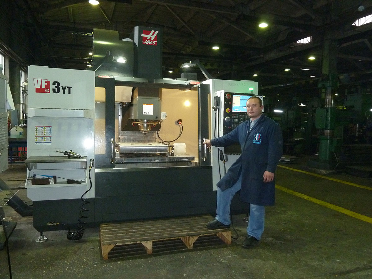 Константин Астахов работает инженером по конструкторско-технологическому сопровождению новых разработок. Он внедряет новые технологии изготовления деталей и узлов электродвигателей. Налаживает станки ЧПУ для производства этих деталей