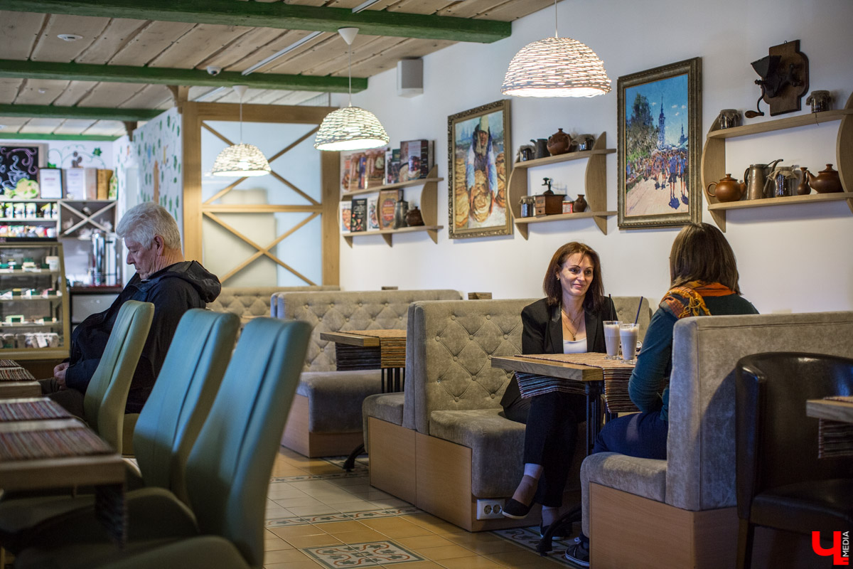 Журналист “Ключ-Медиа” отправилась на экскурсию в суздальский ресторан “Огурец” и узнала, как создавался дизайн интерьера этого заведения, какие самые необычные блюда входят в меню и где закупаются ингредиенты для них