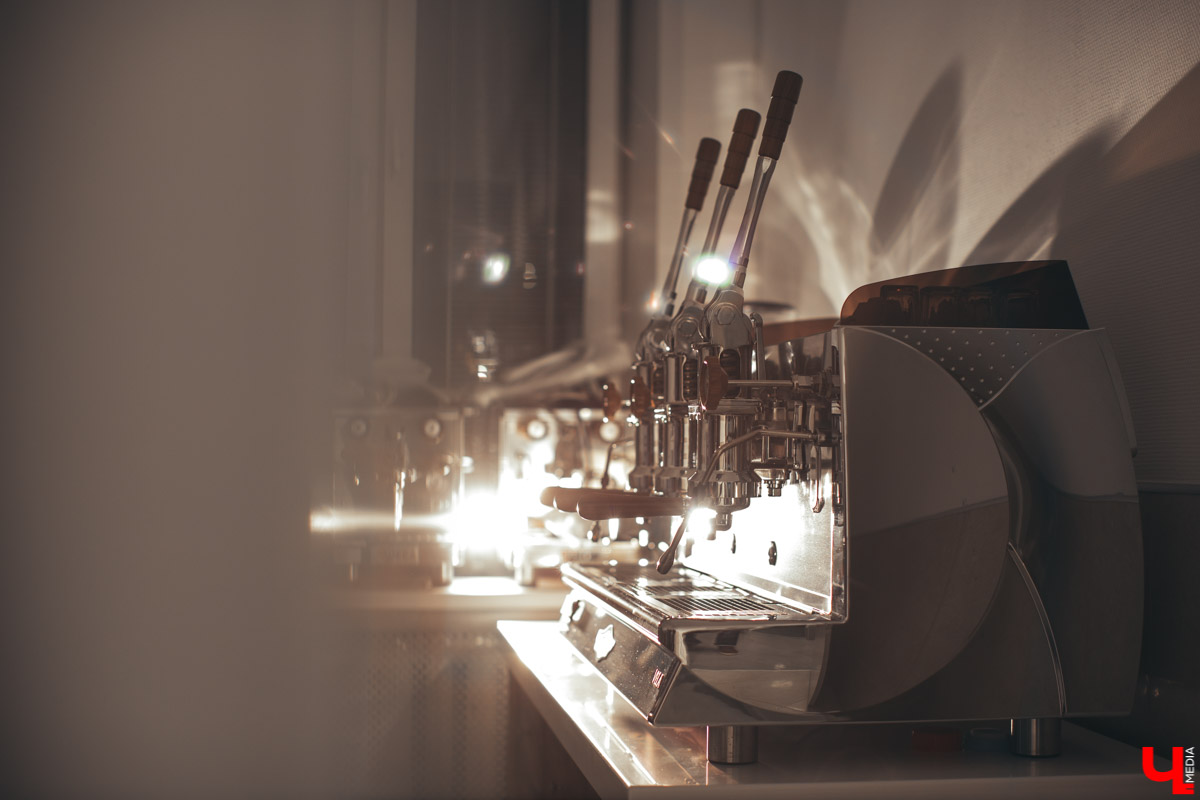 Известный владимирский бариста Дмитрий Баринов с коллегой открывают новое заведение. Новый формат предполагает дегустацию продуктов с использованием сенсорных карт. Все подробности пока держатся в тайне