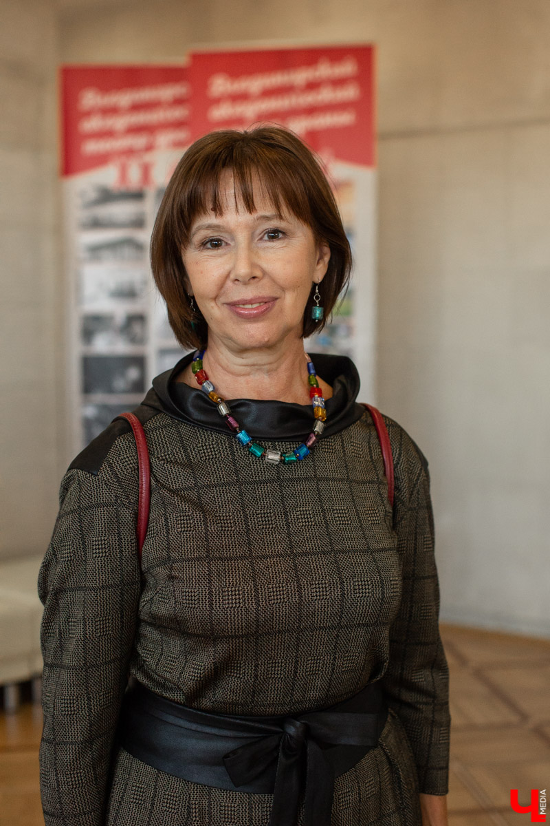 18 сентября во Владимире, около драмтеатра, открыли новый памятник. Он посвящен провинциальным актерам Счастливцеву и Несчастливцеву