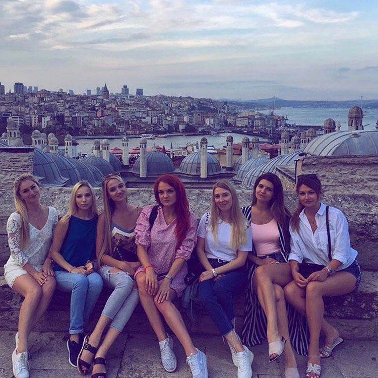 Влада Пайзулаева из Владимира оригинально отметила свой юбилей. Она с шестью подругами отправилась в Грузию, а оттуда в Турцию. Как отрывались девушки - именинница рассказала в интервью