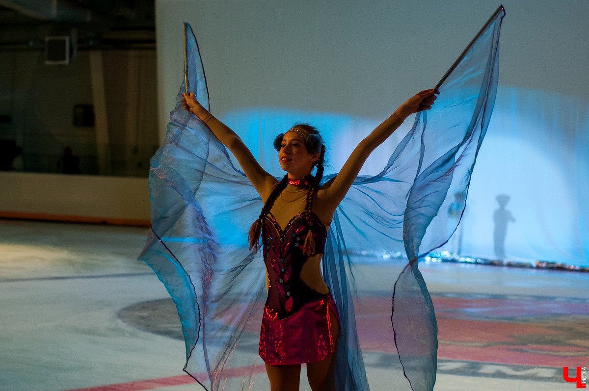 25 августа в городе открылся новый ледовый комплекс “Владимир”. На его открытие приехали известный советский хоккеист Александр Якушев и не менее известный художник Никас Сафронов