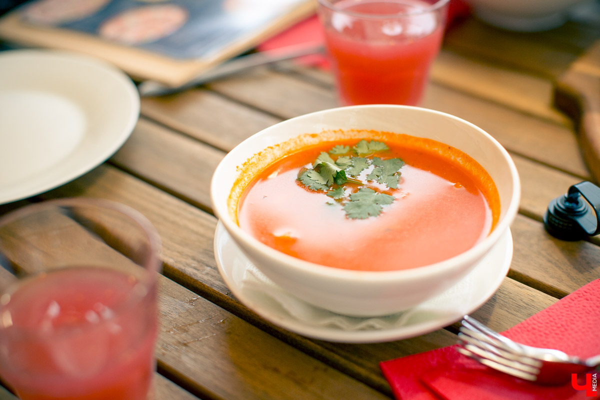 Блогеры посетили кафе Carlson Veranda и дали свою оценку кухне, персоналу и обстановке, а также насладились шикарным видом на закатное небо Владимира