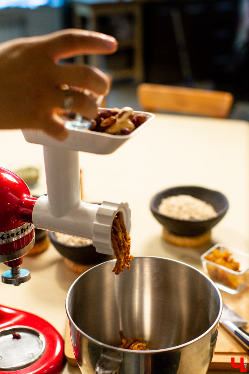 Наталья Лапшина и Анна Шигаева из группы VK “Современные мамы” готовят гранолу с шефом кулинарной студии Roulet Дмитрием Орловским