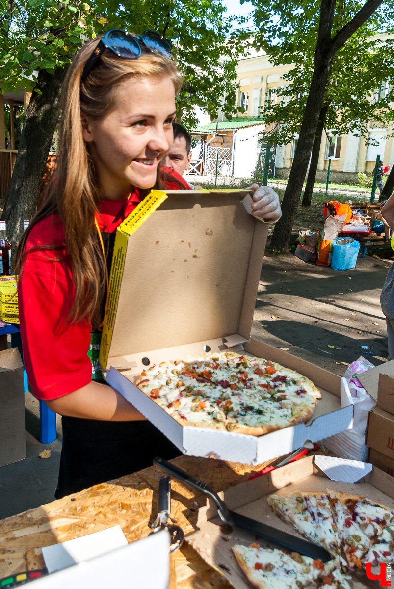 26 августа в Коврове прошёл гастрономический фестиваль «СамБыЕл». В нем приняло участие 7 ресторанов, удивлявших гостей оригинальными блюдами