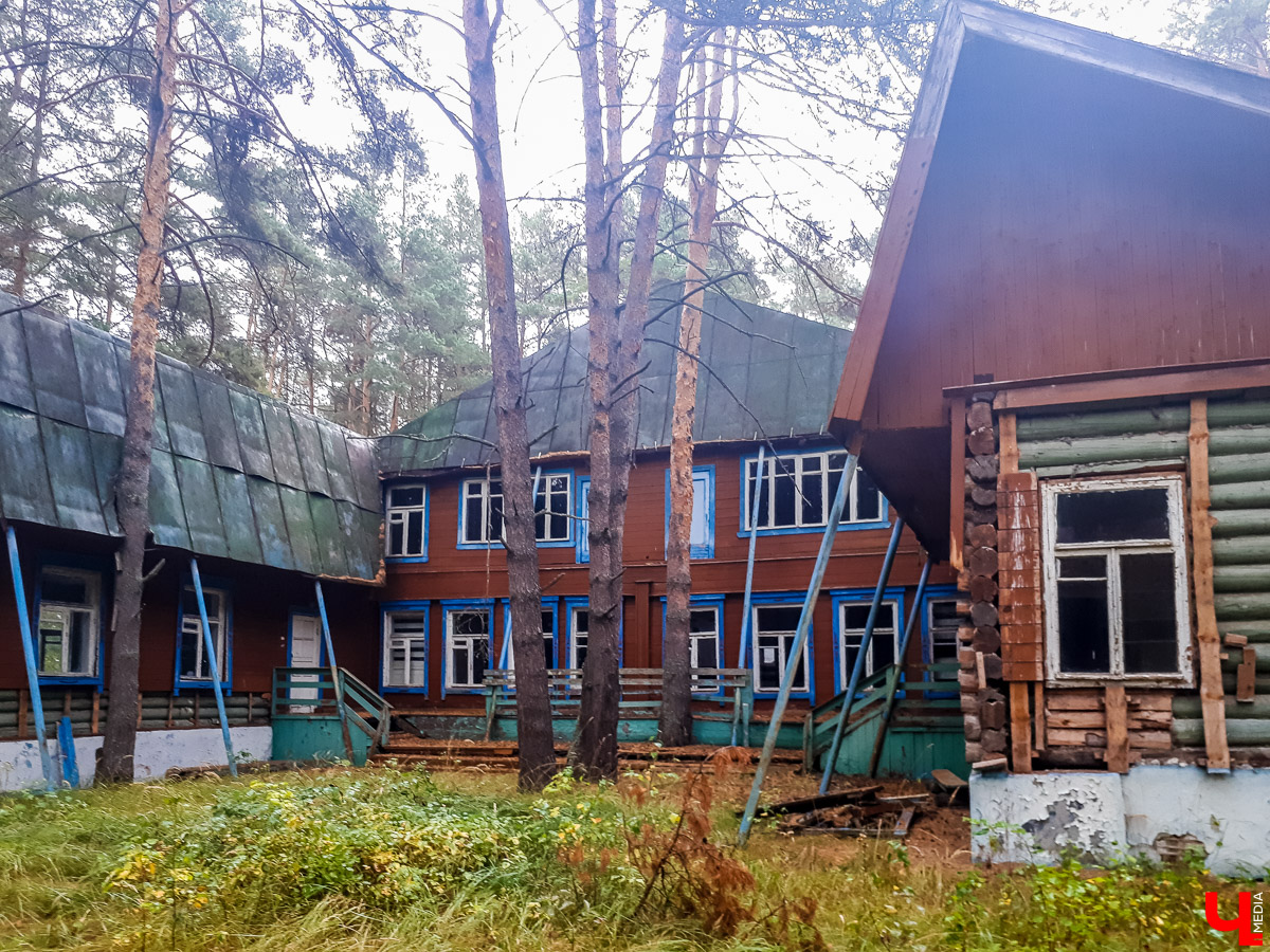 В лесу в Суздальском районе мы случайно набрели на пионерский лагерь “Юность”, который несколько лет простоял заброшенным. Мародеры до него не добрались, а потому постройки остались целыми