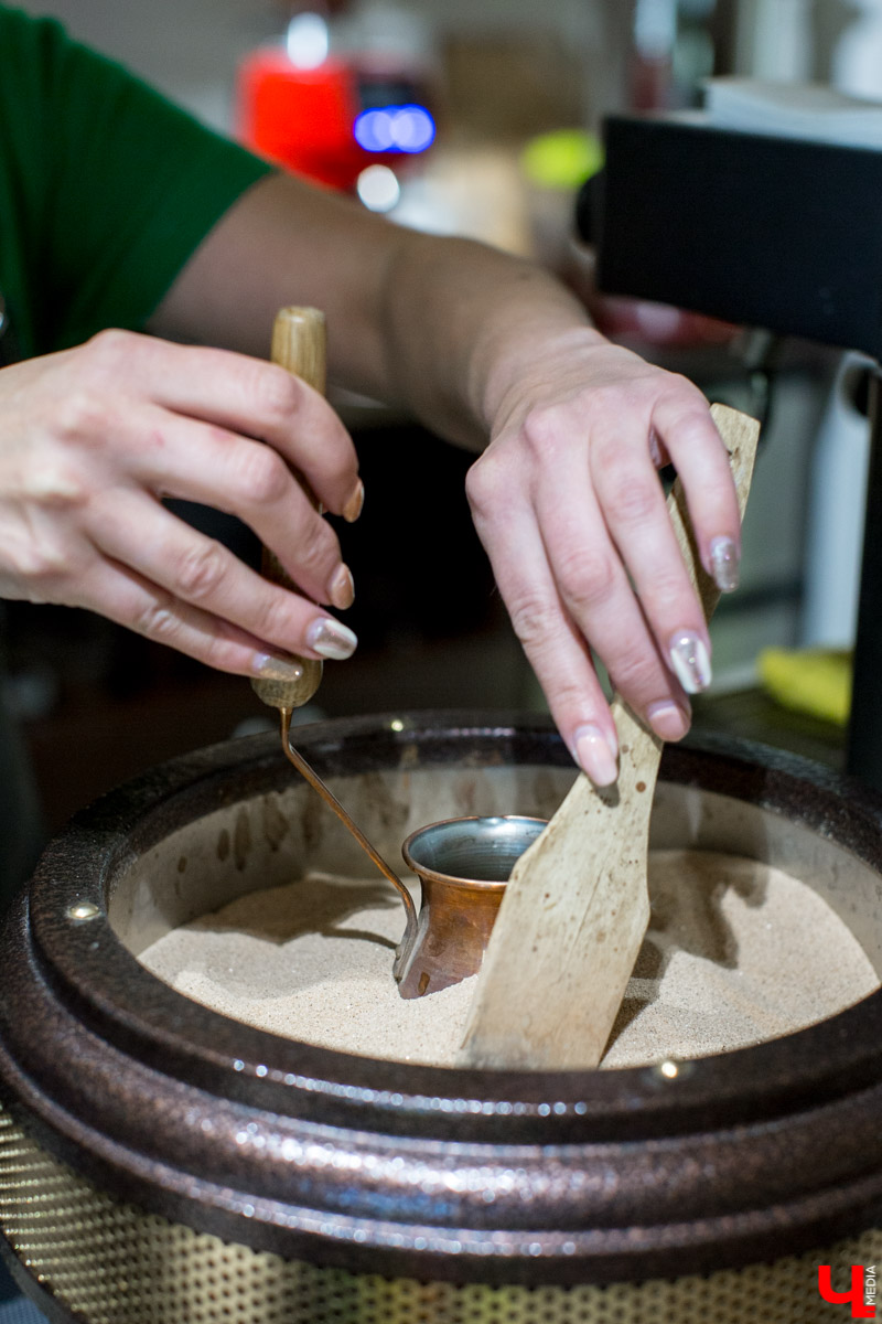 Журналист “Ключ-Медиа” отправилась на экскурсию в суздальский ресторан “Огурец” и узнала, как создавался дизайн интерьера этого заведения, какие самые необычные блюда входят в меню и где закупаются ингредиенты для них