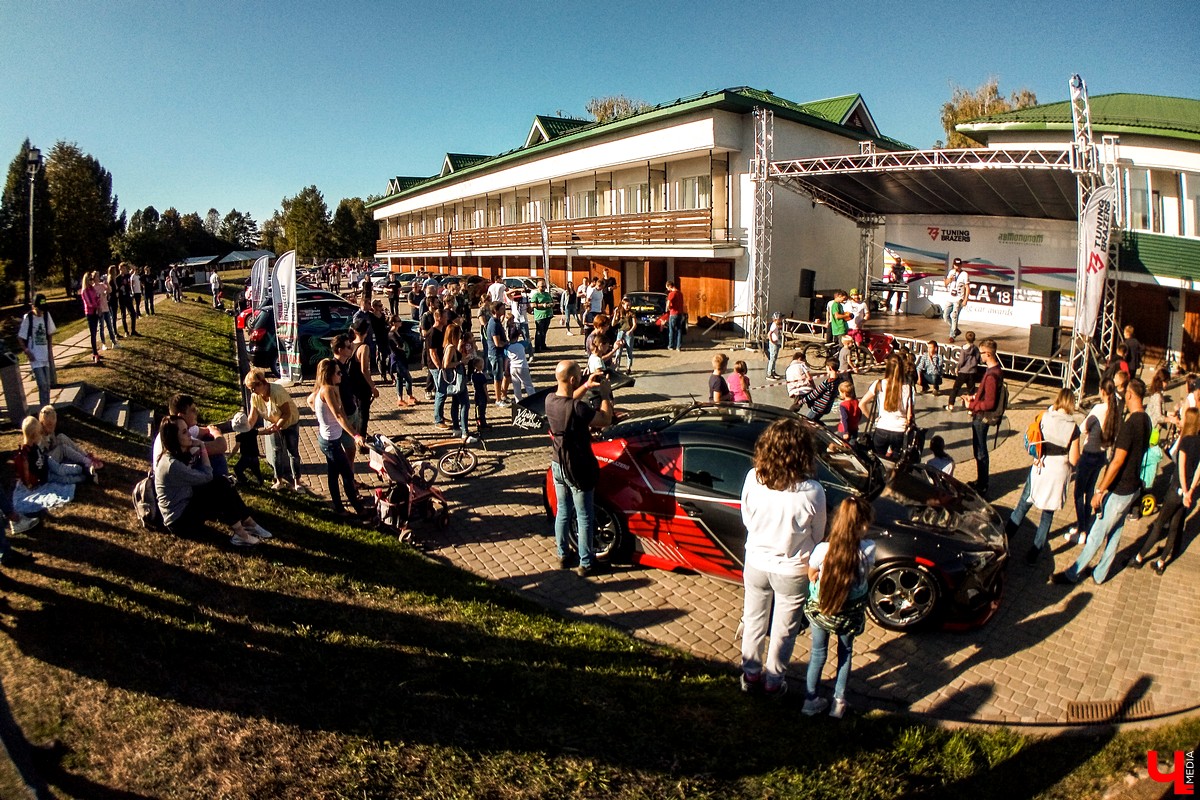 15 и 16 сентября в Суздале прошел фестиваль автомобильного тюнинга Tuning Car Awards. На него съехалось больше 100 машин со всей России
