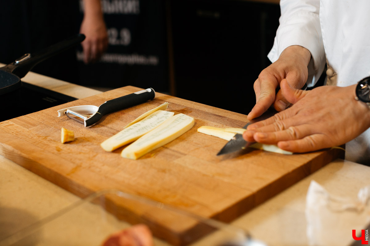 Готовим стейк стриплойн в студии Roulet вместе с шефом Дмитрием Орловским и диджеем Европы плюс Дмитрием Глазковым