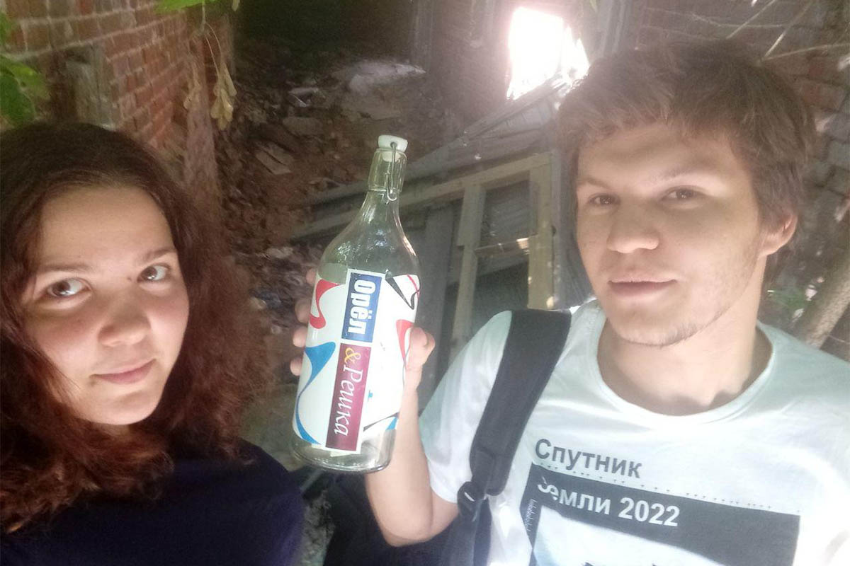 17 июля по телеканалу “Пятница” показали новый выпуск программы “Орел и Решка” во Владимире. Ведущие проехались по области и спрятали в заброшенном доме бутылку с сотней долларов