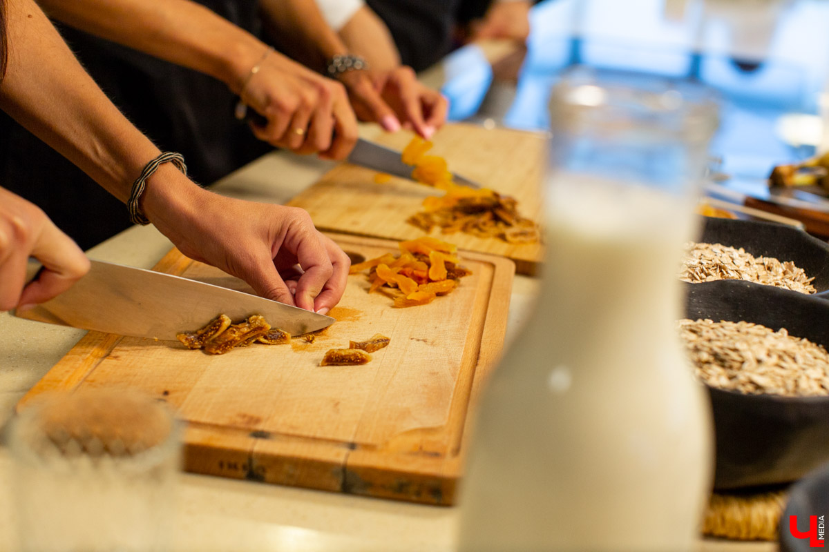 Наталья Лапшина и Анна Шигаева из группы VK “Современные мамы” готовят гранолу с шефом кулинарной студии Roulet Дмитрием Орловским