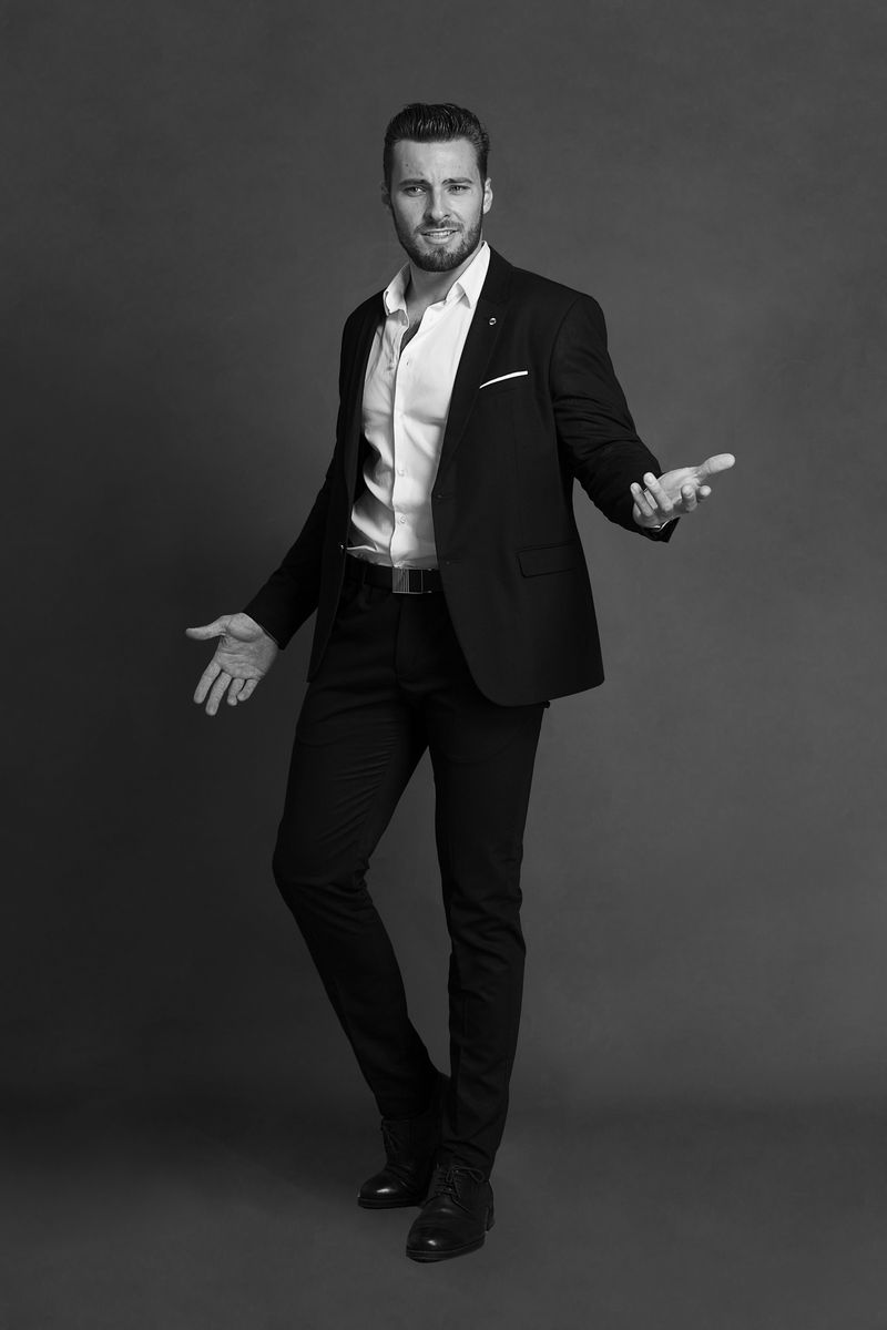 Александр Ломов, закончил ВлГУ и уехал в Москву учиться на медика. Параллельно он строит карьеру модели и актера, а еще снимается в рекламе