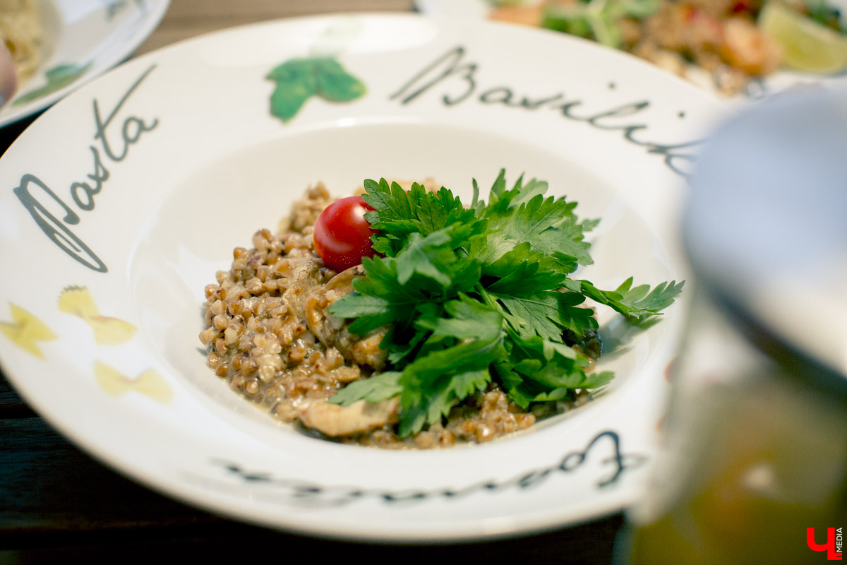 Блогеры посетили кафе Carlson Veranda и дали свою оценку кухне, персоналу и обстановке, а также насладились шикарным видом на закатное небо Владимира