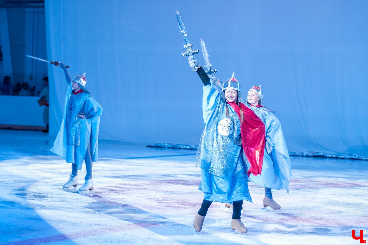 25 августа в городе открылся новый ледовый комплекс “Владимир”. На его открытие приехали известный советский хоккеист Александр Якушев и не менее известный художник Никас Сафронов