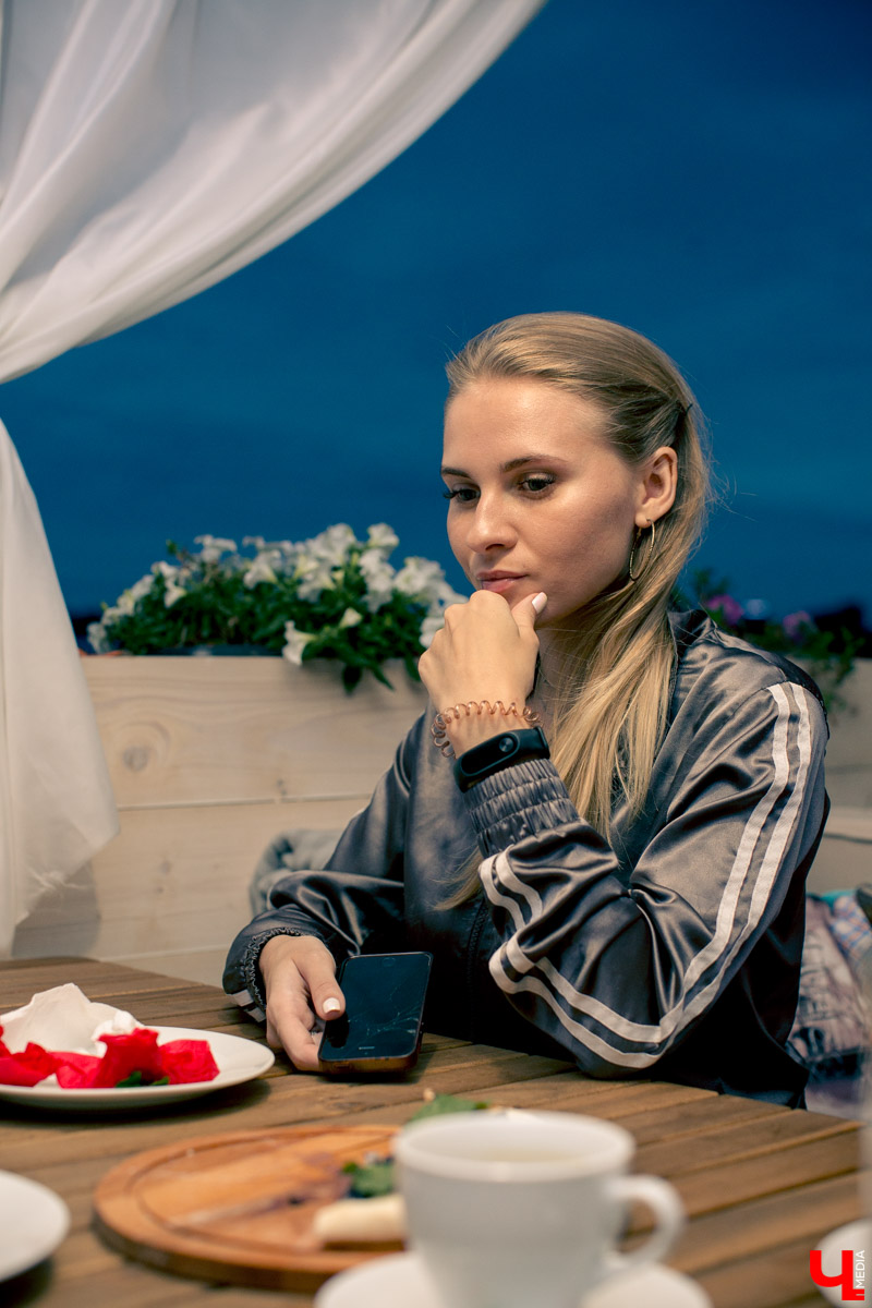 Блогеры посетили кафе Carlson Veranda и дали свою оценку кухне, персоналу и обстановке, а также насладились шикарным видом на закатное небо Владимира