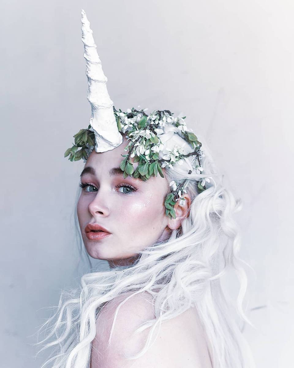 Популярная в «Инстаграм» косплеерша рассказала журналисту «Ключ-Медиа» о том, как создаются яркие фэнтезийные образы, сколько это отнимает времени и денег и приносит ли её аккаунт прибыль