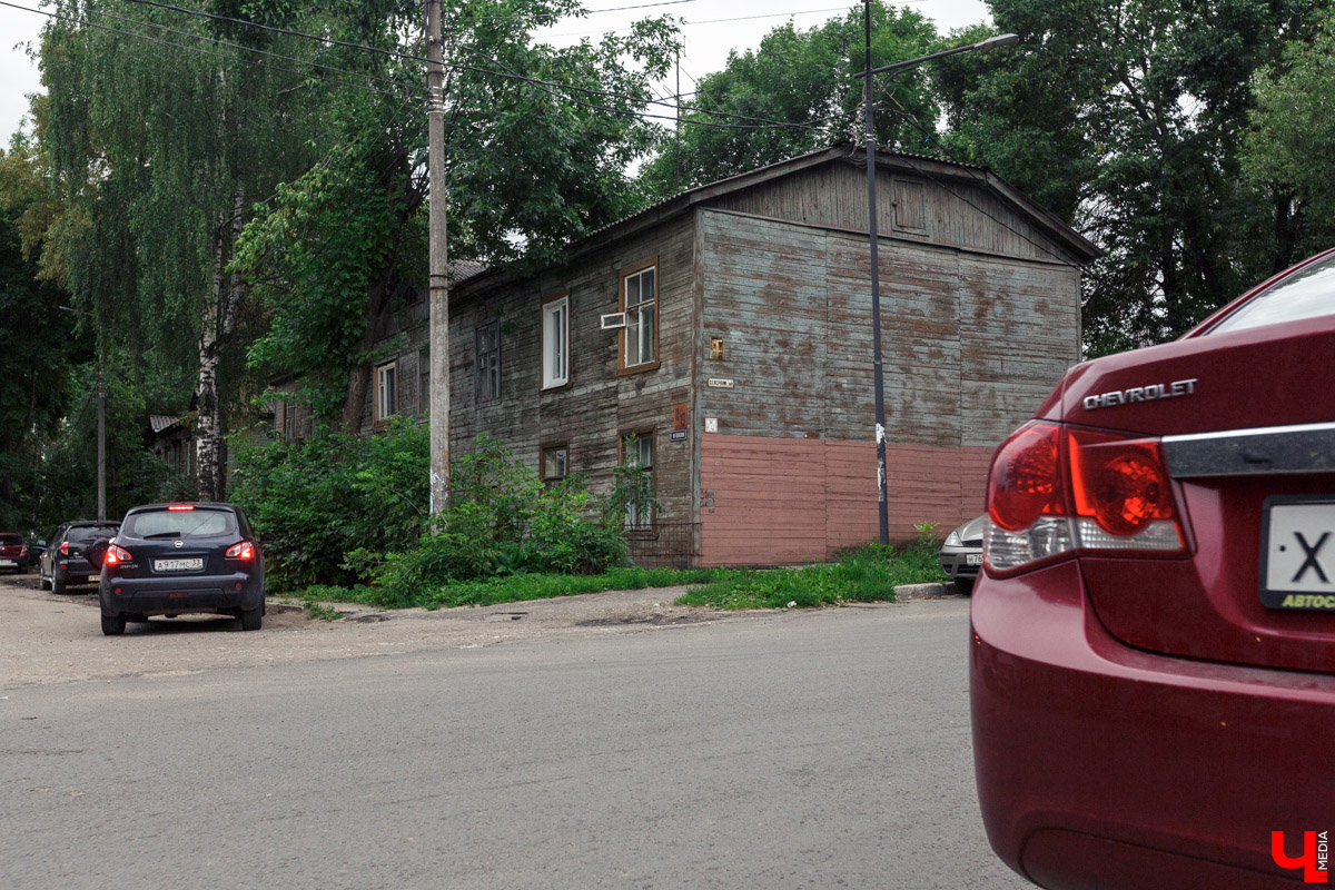 Корреспондент “Ключ-Медиа” прогулялась по улице Северной с двумя жительницами Владимира. Жена и мама малыша, а также не обремененная семейными обязательствами молодая девушка - обе высказали свою точку зрения о жизни в этом районе