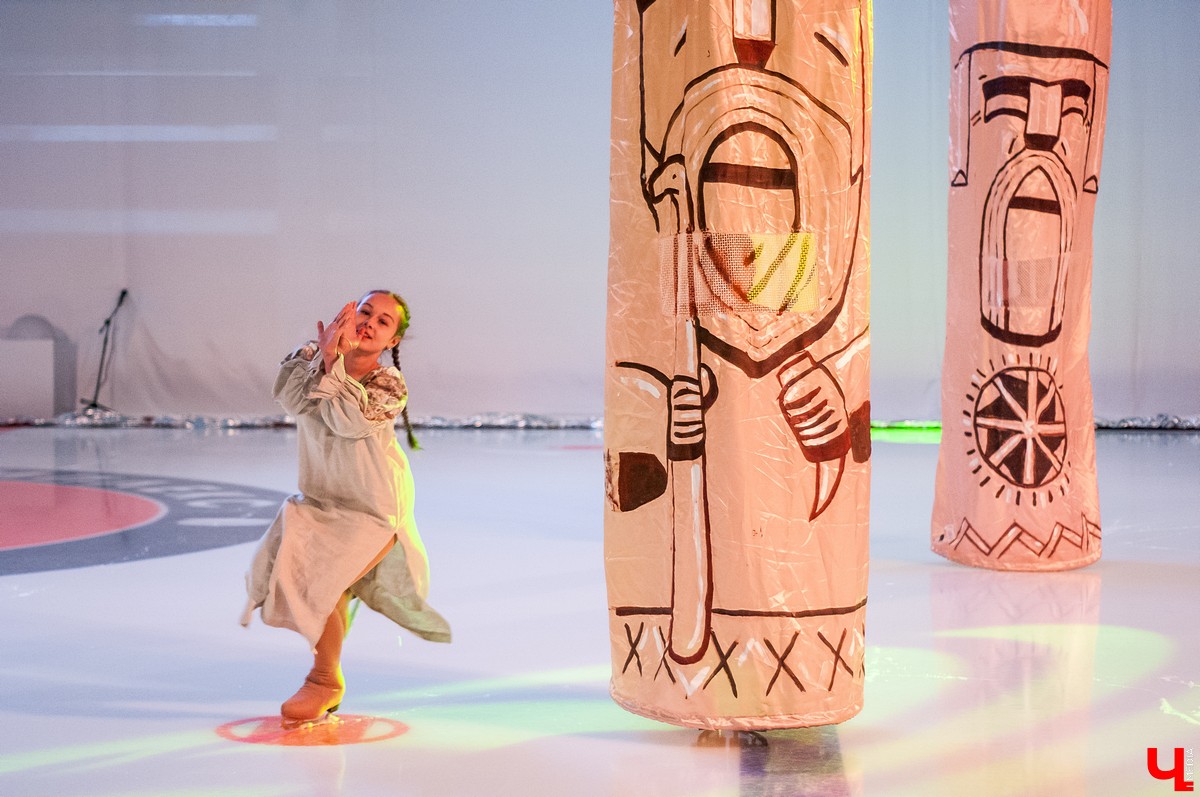 25 августа в городе открылся новый ледовый комплекс “Владимир”. На его открытие приехали известный советский хоккеист Александр Якушев и не менее известный художник Никас Сафронов