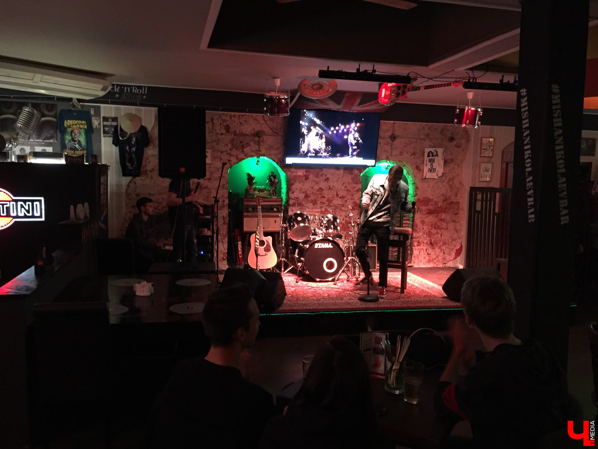 Журналист “Ключ-Медиа” посетил стендап-вечеринку во Владимире и узнал, на какие темы шутят местные комики и над чем смеются их зрители