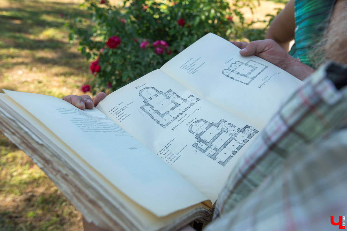 Гид Денис Лапин провел необычную экскурсию по Суздалю. Он показал журналисту Ключ-Медиа загадочные провалы, тайные подземелья и древние вещи, найденные местными жителями