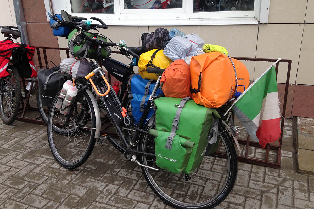 Итальянская пара Андреа Праделла и Елена Тасси отправились в кругосветное велопутешествие и проехали через город Владимир