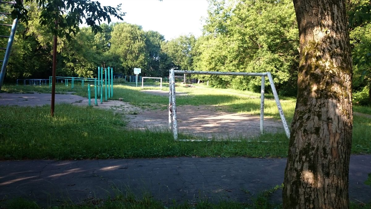 Где бесплатно поиграть в футбол на открытом воздухе во Владимире, и сколько стоит аренда хорошего поля, а также площадки для мини-футбола с резиновым покрытием, подсветкой и ограждением? Классификация полей по районам от “Ключ-Медиа”