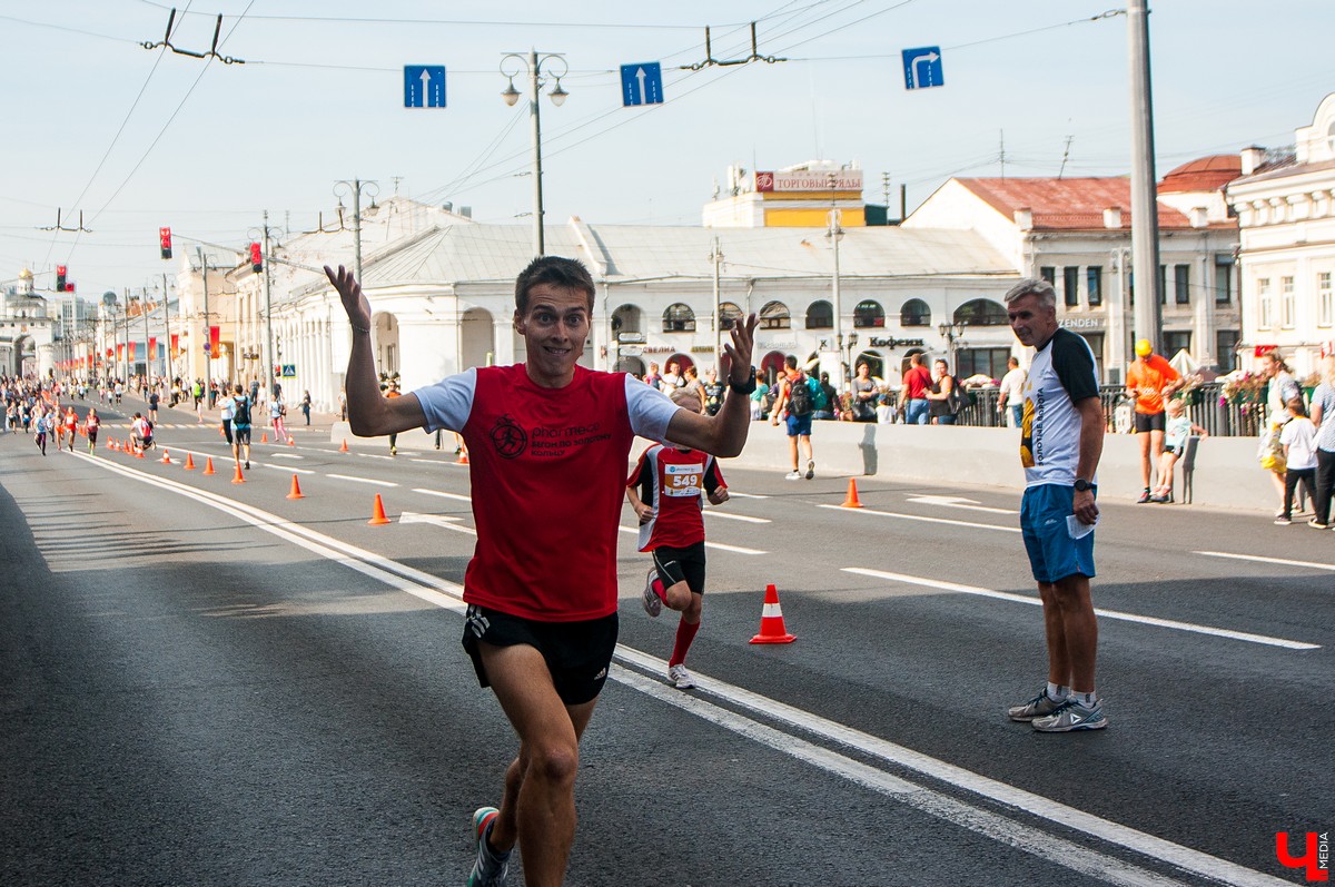 8 сентября во Владимире прошел 2-й полумарафон “Золотые ворота”. В нем приняли участие больше 5500 спортсменов из России, Германии, Мексики, Польши и Южной Африки. Победителей награждала фигуристка Ирина Слуцкая