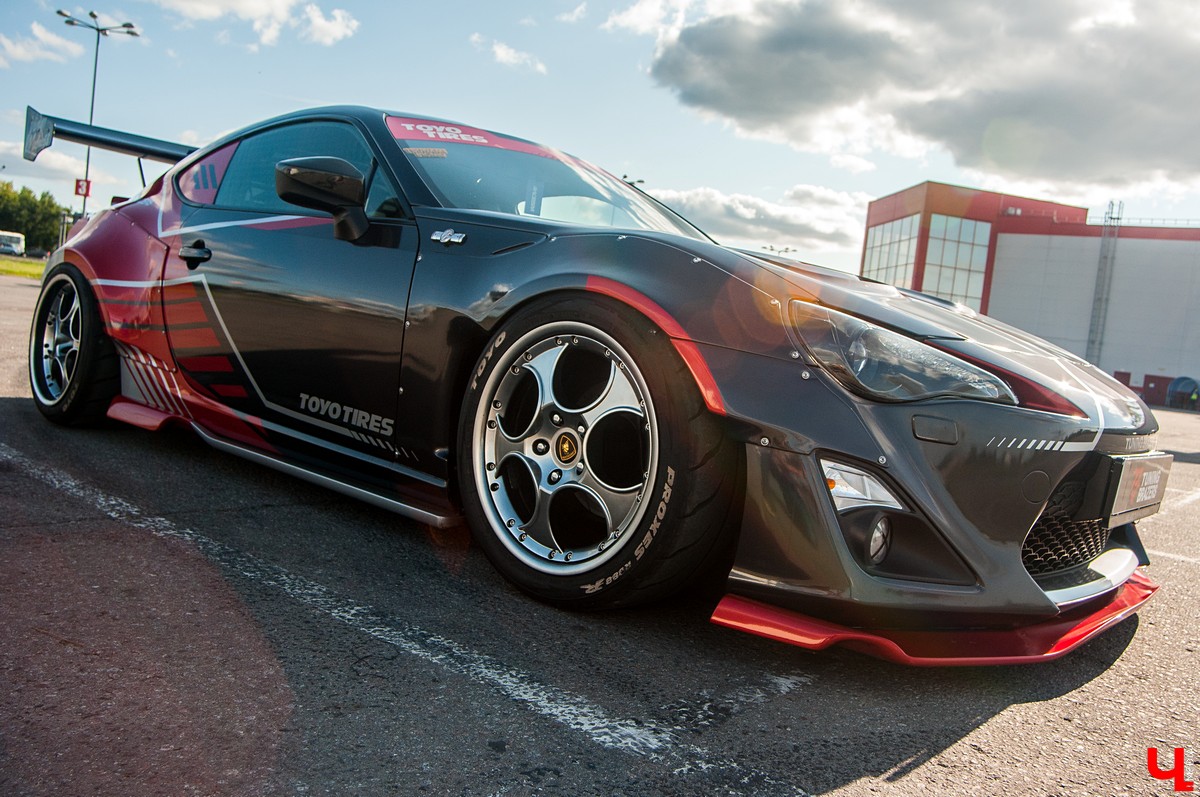 Известный тюнингёр Илья Курицын переделал свою Toyota GT86. Основой нового дизайна стали колеса от Lamborghini Speedline и карбоновый спойлер
