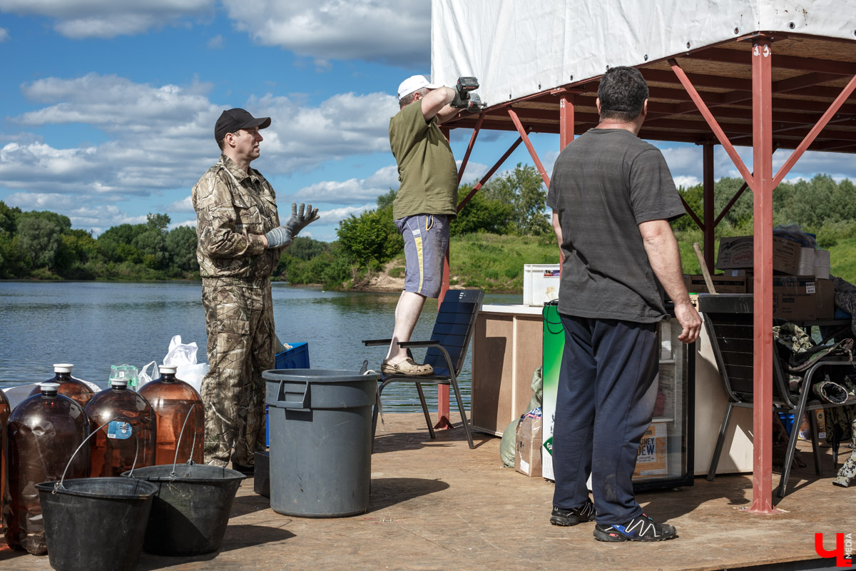 Двухэтажный плот во Владимире