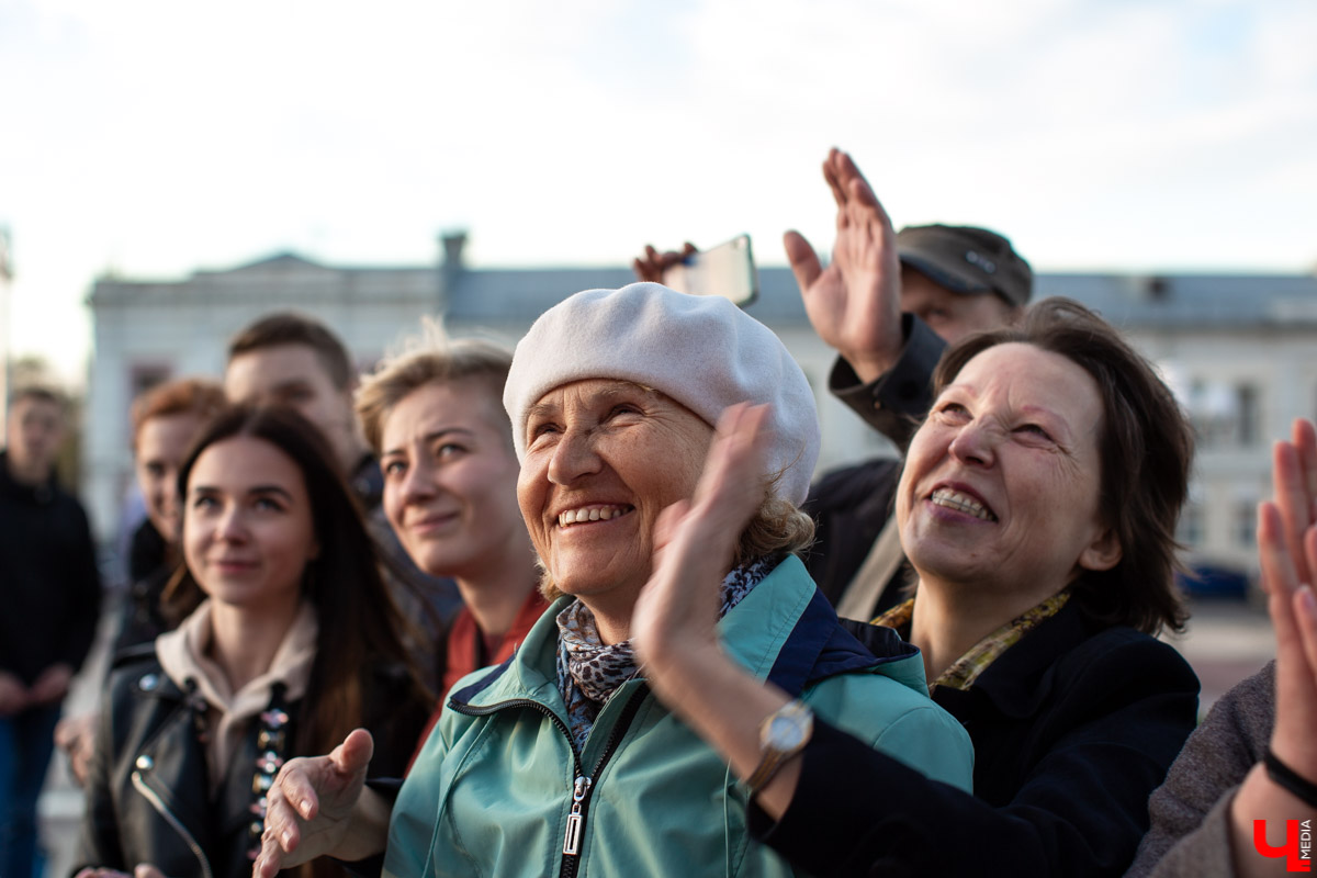 18 сентября во Владимире, около драмтеатра, открыли новый памятник. Он посвящен провинциальным актерам Счастливцеву и Несчастливцеву
