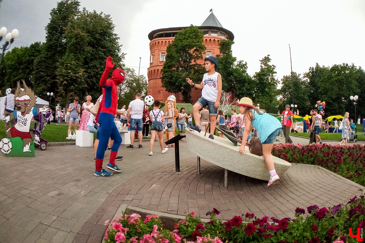 15 июля во Владимире прошел Вишневый спас. В этом году он совпал с окончанием чемпионата мира по футболу, и владимирцы решили отметить это событие по-спортивному