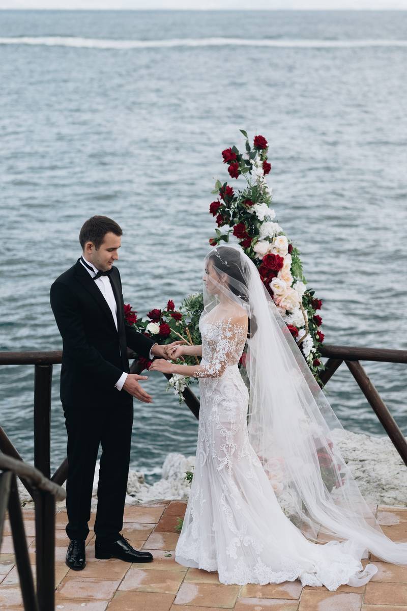 Ведущая Алена Маркелова проводит свадьбы за границей. О секретах своего успеха в свадебном бизнесе она рассказала журналисту “Ключ-Медиа”